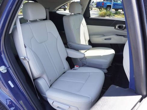 Used 2025 Kia Sorento EX w/ Panoramic Sunroof Package FWD image 9