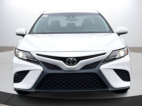 Used 2018 Toyota Camry SE image 3