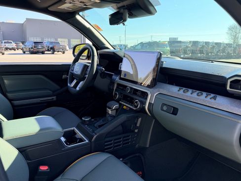 Used 2025 Toyota Tacoma Trailhunter image 43