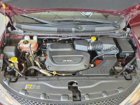 Used 2017 Chrysler Pacifica Touring-L FWD image 37