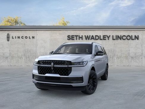 Used 2025 Lincoln Navigator Reserve w/ Jet Appearance Package AWD/4WD image 3