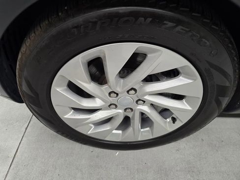 Used 2025 Land Rover Discovery S image 10