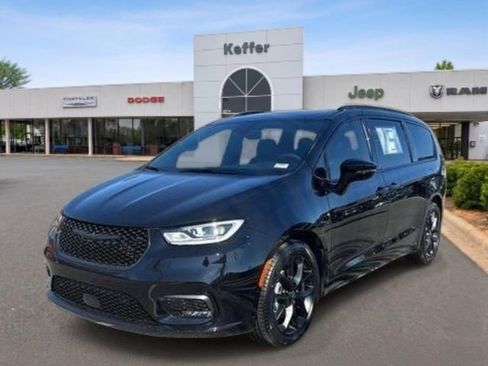 New 2026 Chrysler Pacifica Limited w/ S Appearance Package FWD image 1