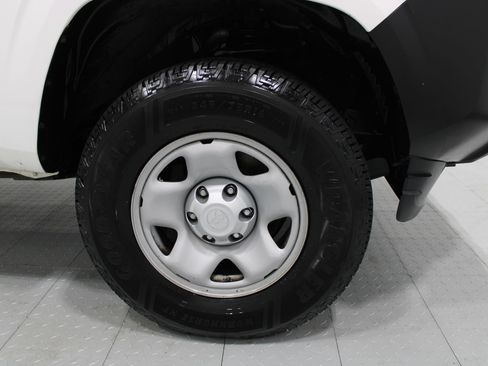 Used 2017 Toyota Tacoma SR RWD image 5