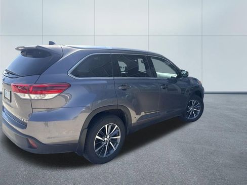 Used 2019 Toyota Highlander XLE AWD/4WD image 3