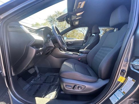 Used 2022 Toyota RAV4 SE image 9