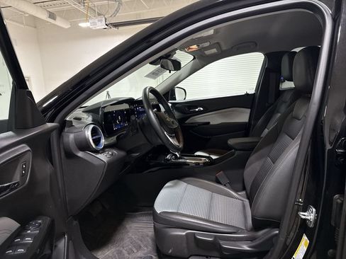 Used 2025 Chevrolet Trax LT FWD image 19