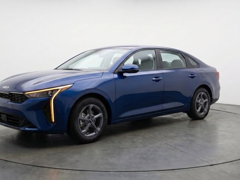 Used 2025 Kia K4 LXS image 3