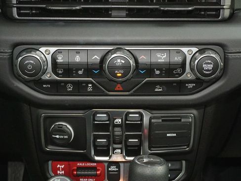 Used 2025 Jeep Gladiator Mojave w/ Convenience Group AWD/4WD image 15