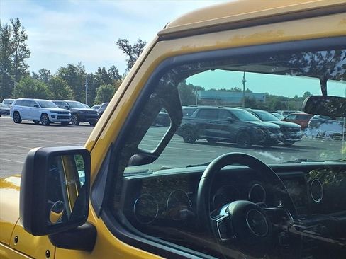 Certified 2020 Jeep Wrangler Unlimited Sahara w/ LED Lighting Group image 23