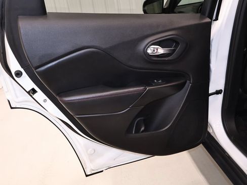 Used 2019 Jeep Cherokee Trailhawk w/ Cold Weather Group AWD/4WD image 15