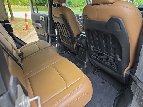 Used 2022 Jeep Wrangler Unlimited Rubicon w/ Dual Top Group AWD/4WD image 11