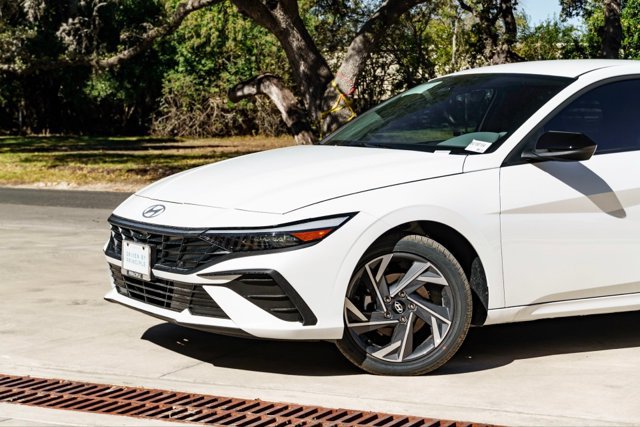 New 2025 Hyundai Elantra SEL FWD image 3