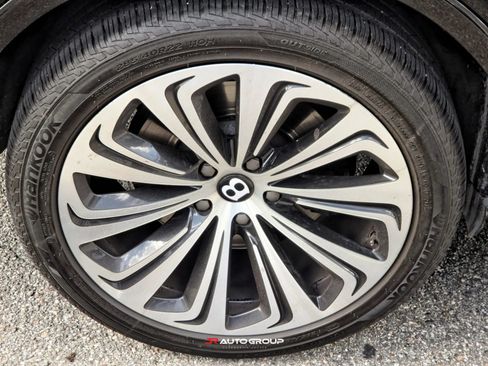 Used 2021 Bentley Bentayga AWD/4WD image 11