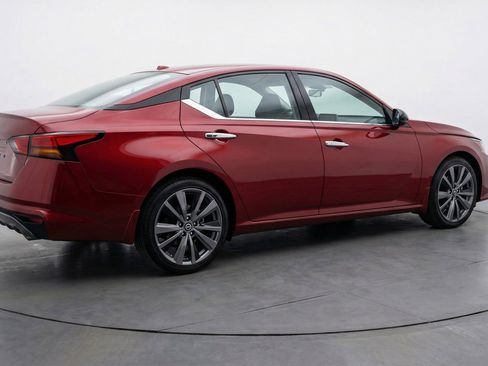 Used 2025 Nissan Altima 2.5 SV image 9