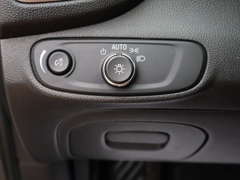 Used 2018 Chevrolet Trax LT w/ LT Convenience Package FWD image 37
