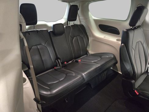 Used 2024 Chrysler Pacifica Touring-L image 13