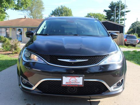 Used 2018 Chrysler Pacifica Touring-L w/ Advanced Safetytec Group FWD image 3