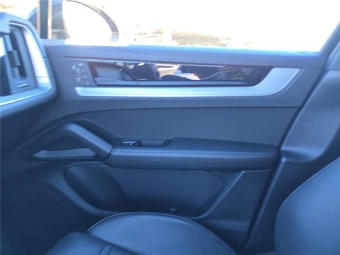 Used 2024 Porsche Cayenne image 24