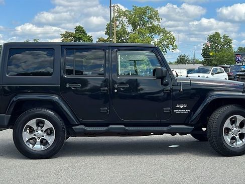 Used 2017 Jeep Wrangler Unlimited Sahara AWD/4WD image 4