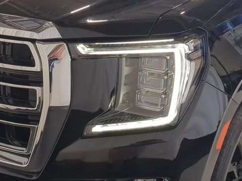 Used 2023 GMC Yukon SLT w/ SLT Premium Package AWD/4WD image 11