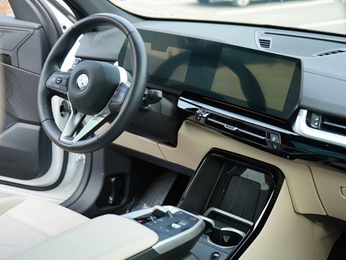 Used 2025 BMW X2 xDrive28i w/ Convenience Package image 23