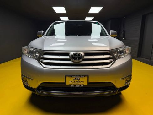 Used 2011 Toyota Highlander SE w/ Tow Pkg AWD/4WD image 2