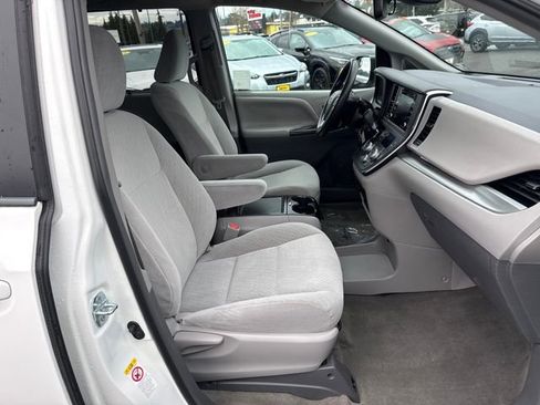 Used 2018 Toyota Sienna LE image 11