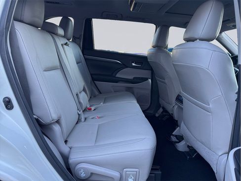 Used 2017 Toyota Highlander Limited w/ Carpet Mat Package image 27