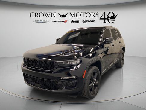 Used 2023 Jeep Grand Cherokee Limited w/ Black Appearance Package AWD/4WD image 11