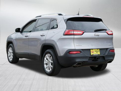 Used 2018 Jeep Cherokee Latitude Plus w/ Cold Weather Group AWD/4WD image 5