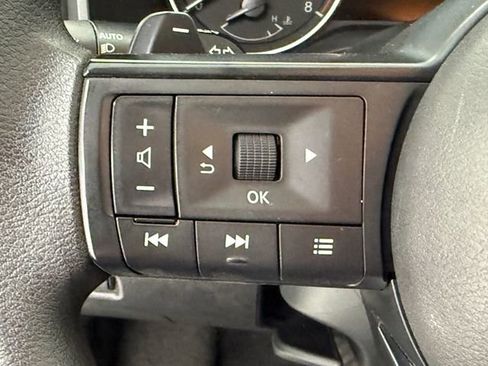 Used 2024 Nissan Rogue SV FWD image 11