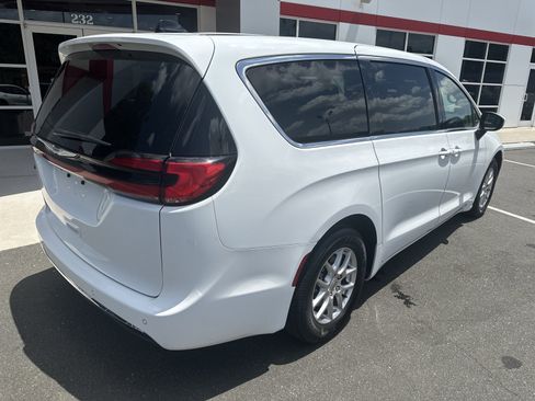 Used 2023 Chrysler Pacifica Touring-L FWD image 8