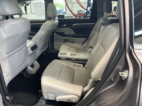 Used 2019 Toyota Highlander Limited Platinum w/ Carpet Mat Package (TMS) AWD/4WD image 27