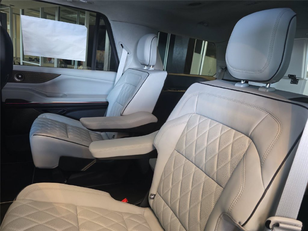 New 2027 Lincoln Navigator Black Label w/ Black Label Special Edition RWD image 13