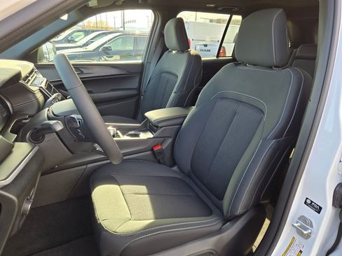 New 2025 Jeep Grand Cherokee Laredo X image 15