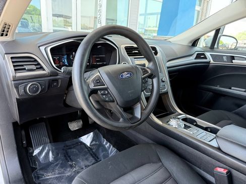 Used 2019 Ford Fusion SE FWD image 12