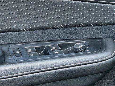 Used 2025 Volkswagen Atlas SE AWD/4WD image 25