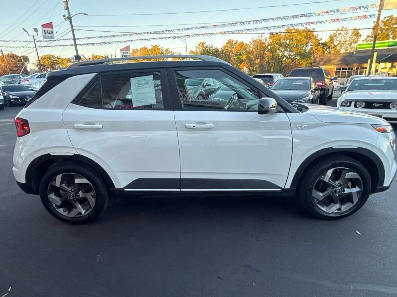 Used 2023 Hyundai Venue Limited FWD image 4