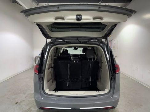 Used 2022 Chrysler Pacifica Touring-L FWD image 8