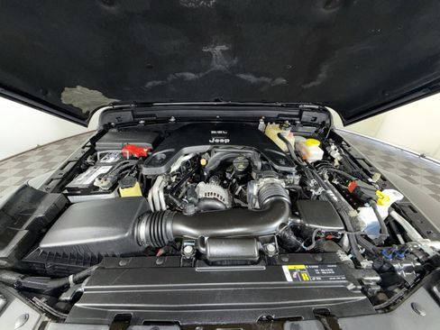 Used 2018 Jeep Wrangler Unlimited Sahara AWD/4WD image 27