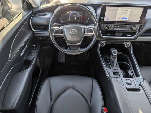 Used 2025 Toyota Grand Highlander AWD image 12
