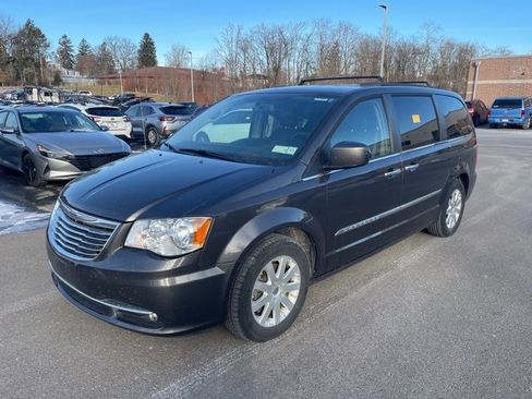 Used 2016 Chrysler Town & Country Touring w/ Driver Convenience Group image 1