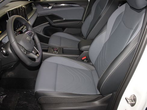 New 2026 Volkswagen Tiguan SE R-Line FWD image 5