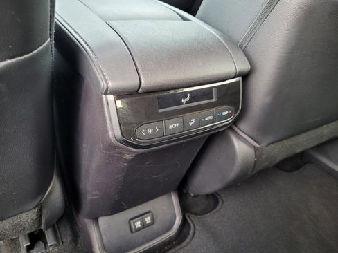 Used 2021 Toyota Highlander XLE FWD image 16