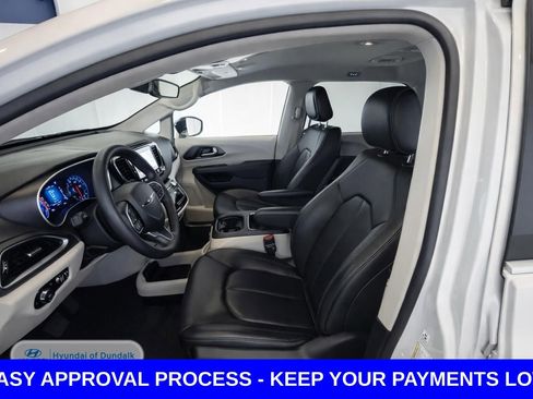Used 2024 Chrysler Pacifica Touring-L FWD image 8