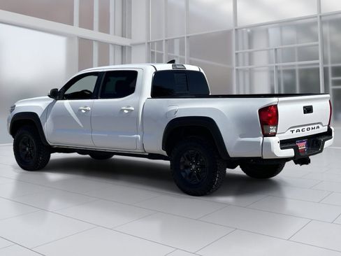 Used 2017 Toyota Tacoma TRD Off-Road w/ Premium & Technology Package AWD/4WD image 4