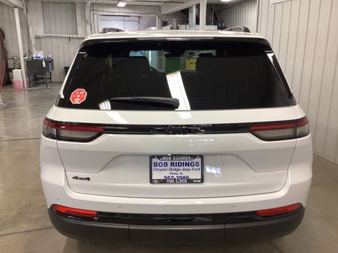 Used 2024 Jeep Grand Cherokee Altitude image 4