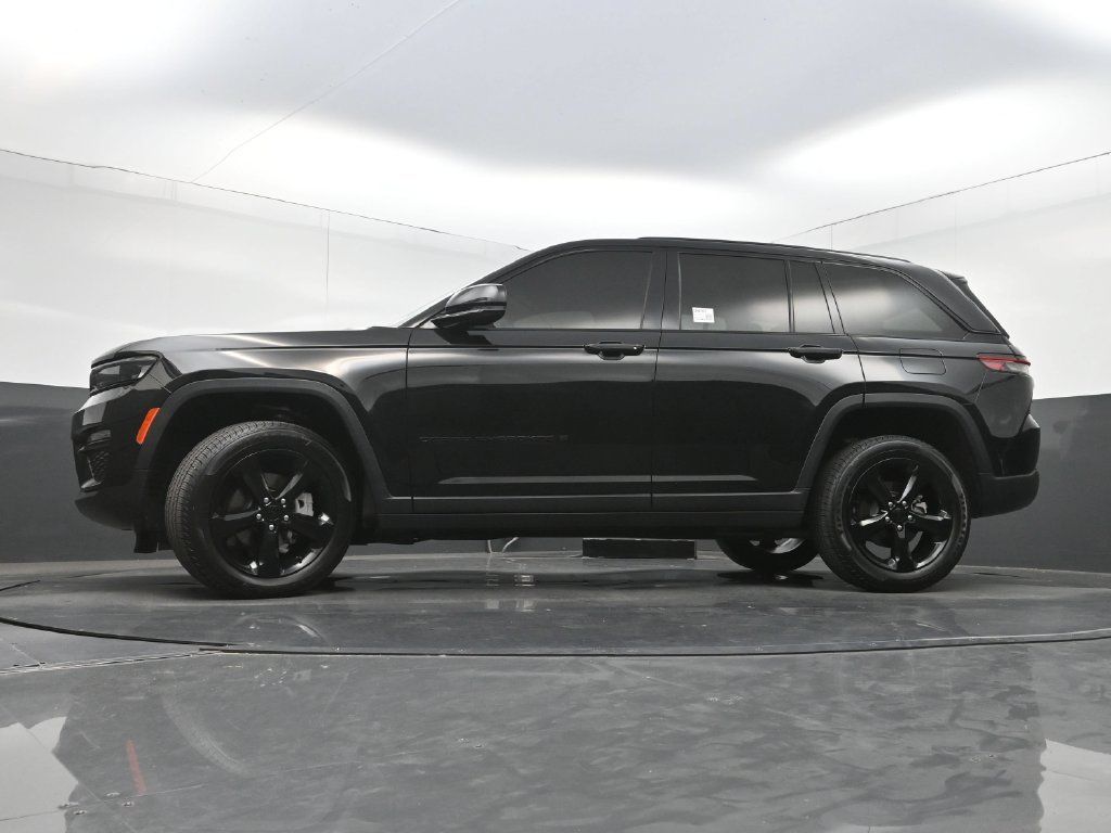 Used 2023 Jeep Grand Cherokee Limited w/ Black Appearance Package RWD image 33