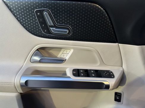 Used 2025 Mercedes-Benz GLB 250 4MATIC image 15